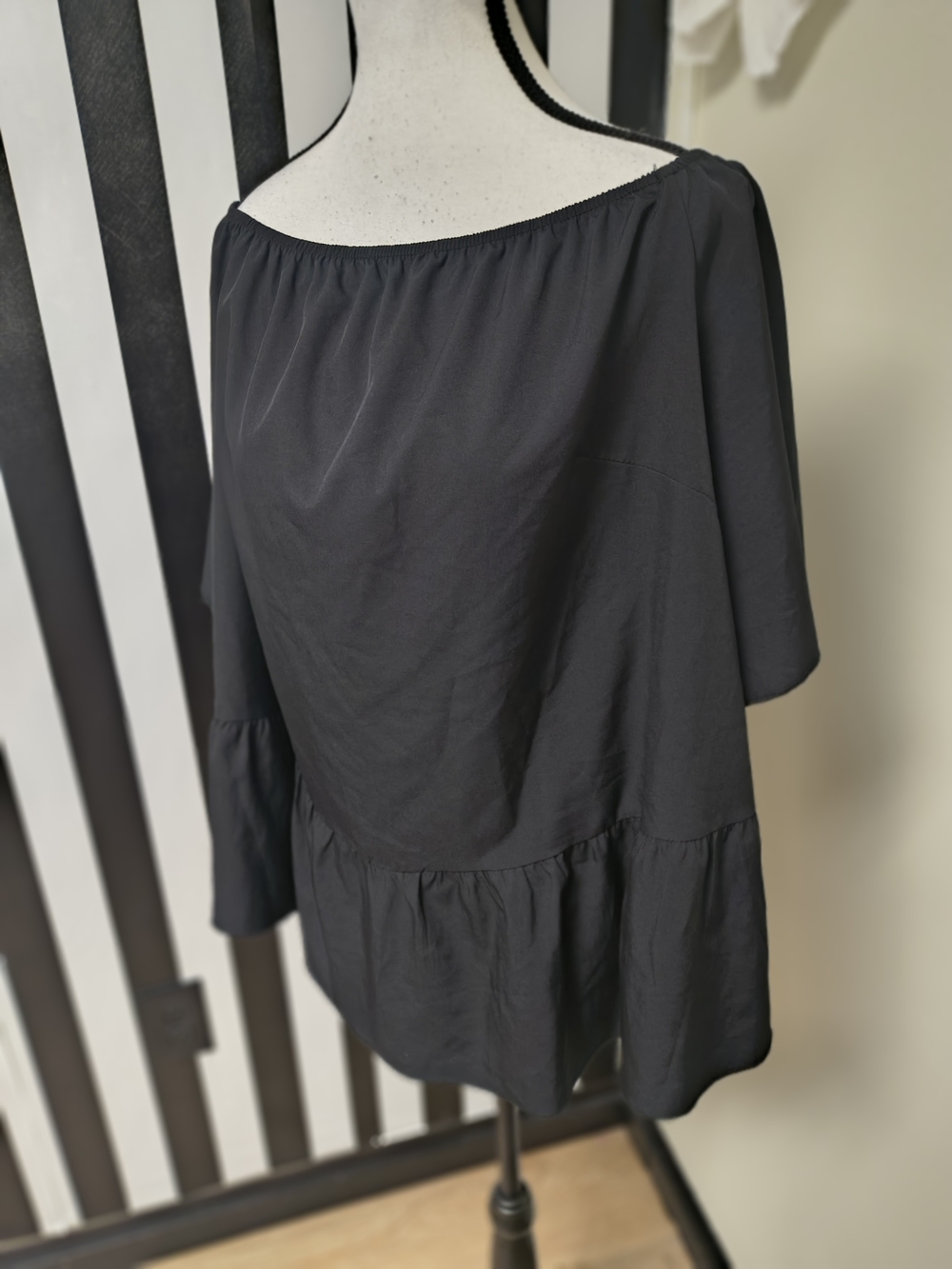 SHEIN Black Off-Shoulder Ruffle Hem Blouse - Picture 4 of 4